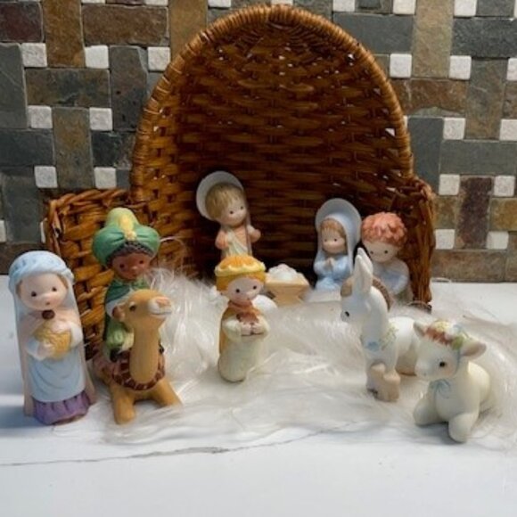 HALLMARK Nativity - Vintage 1981/1982 Collectors set. MINT CONDITION - Picture 1 of 5
